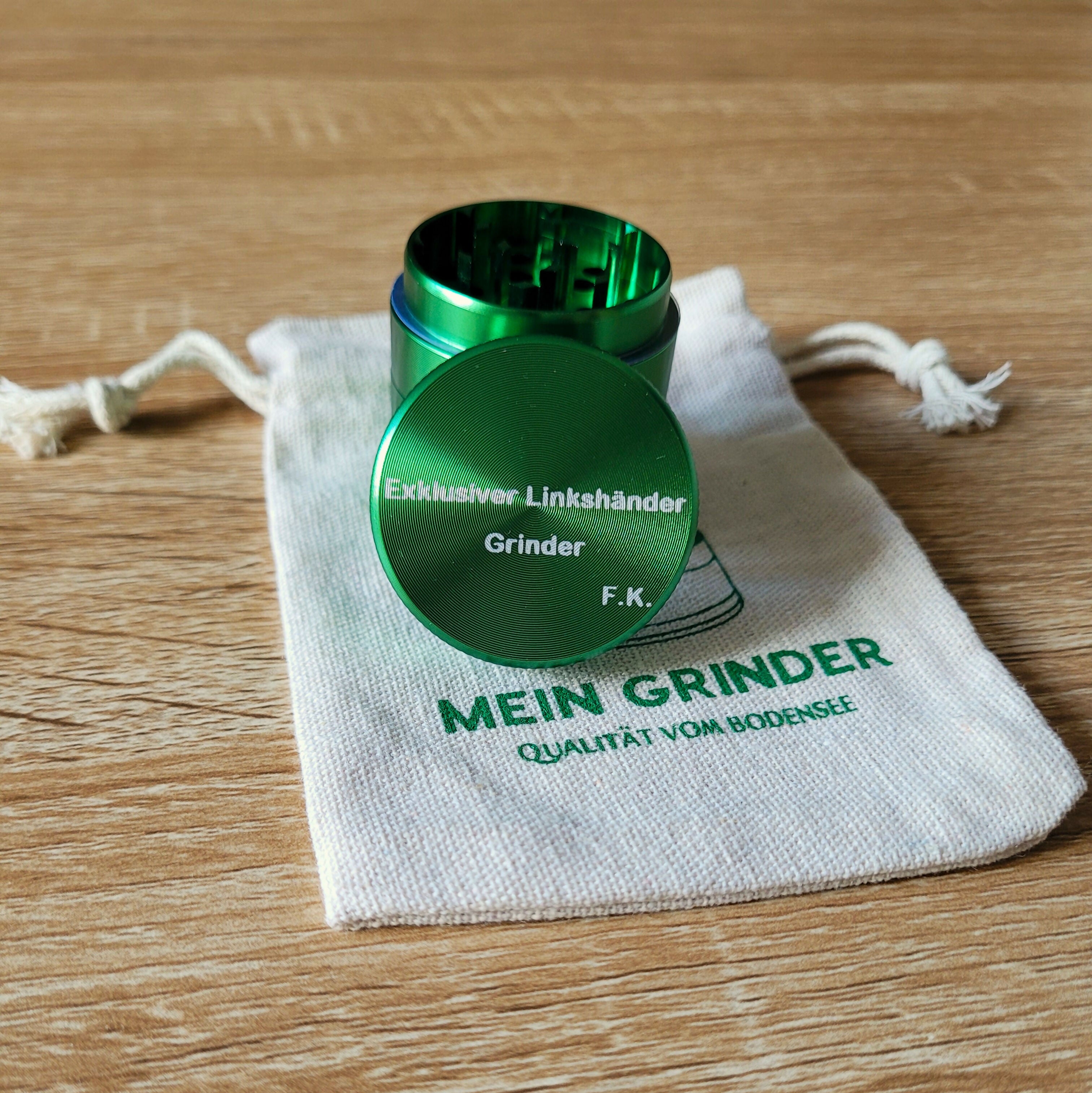 Grinder mit Wunschgravur • Personalisiert mit Nachricht, Name oder Motiv • Aluminium Metall Gewürz- und Kräutermühle - aboutweed