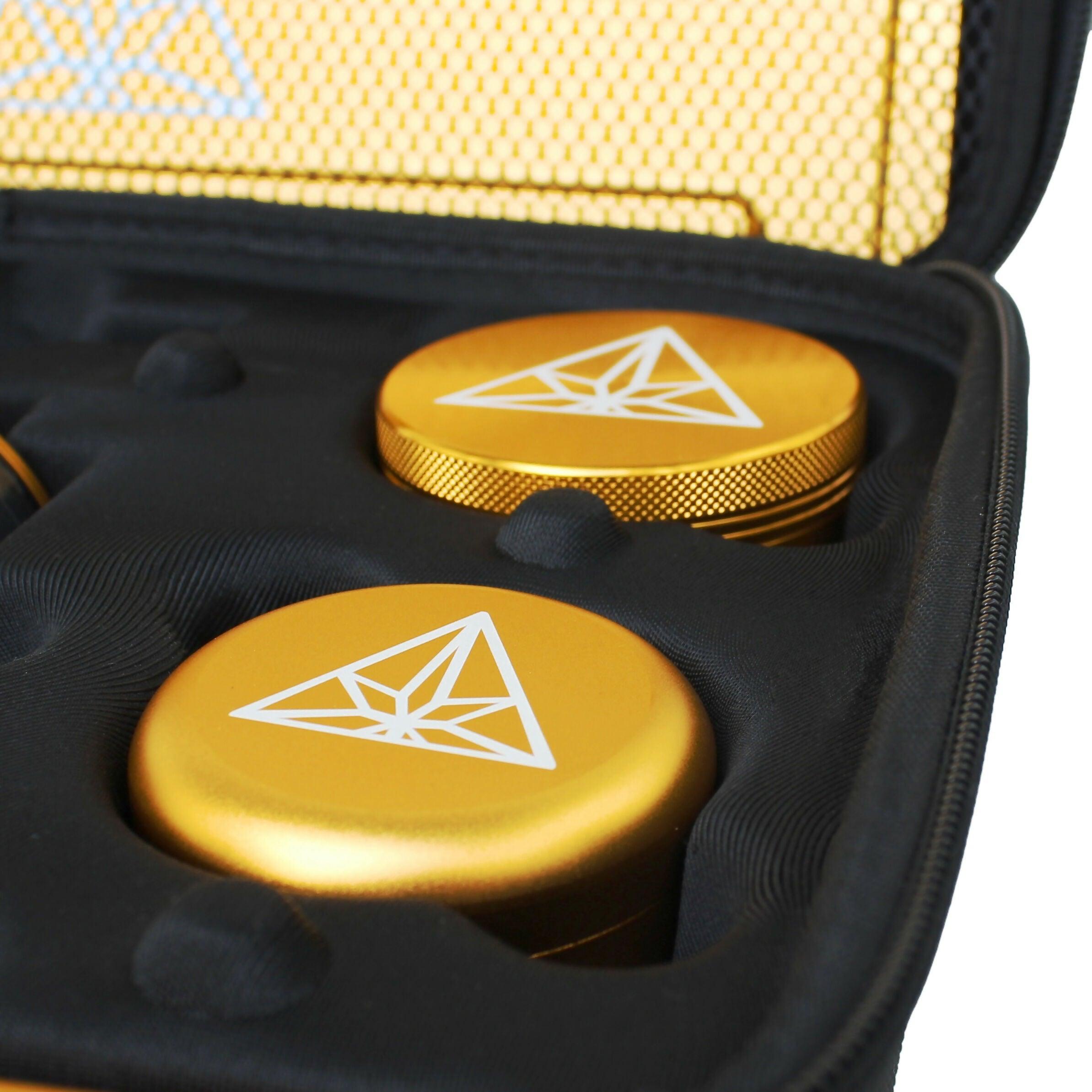 Treez Club Gold Premium Zubehör-Set mit Rolltablett, Grinder, Aschenbecher, Aufbewahrungsgläser und Geruchsdichtem Etui - aboutweed